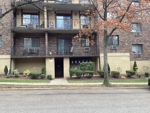 Building Photo - 10 Donna Ct