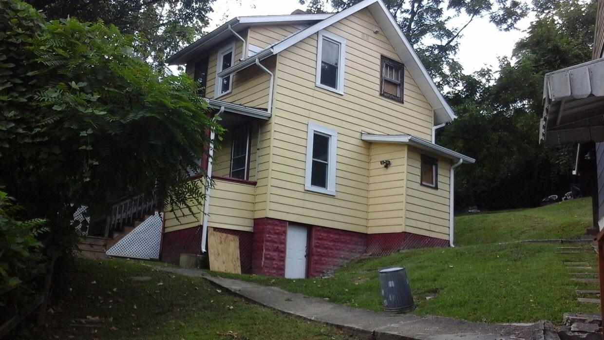 2 br, 1 bath House 1048 College Avenue House for Rent in