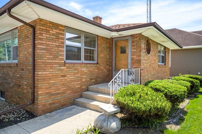 Building Photo - 928 Kelly Ave