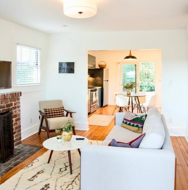 Building Photo - 1.0 bedroom in Los Angeles California 90039