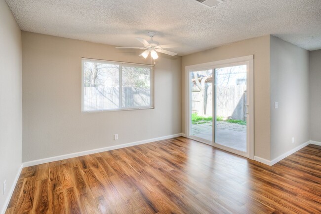 Foto del edificio - Greenwood Estates has an Excellent 2 Bedroom, 1.5 Bath Townhouse with a Backyard and Garage!