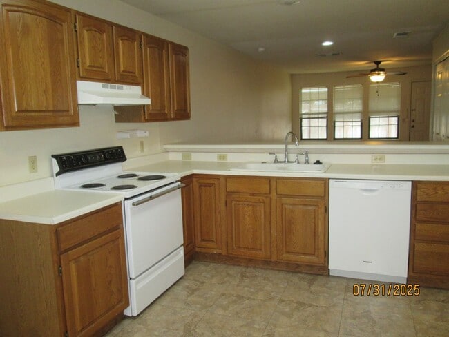Building Photo - TOWNHOUSE - 2 bedrooms, 2 bathrooms