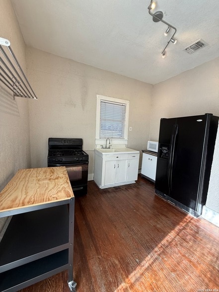 Building Photo - 1207 McCullough Ave