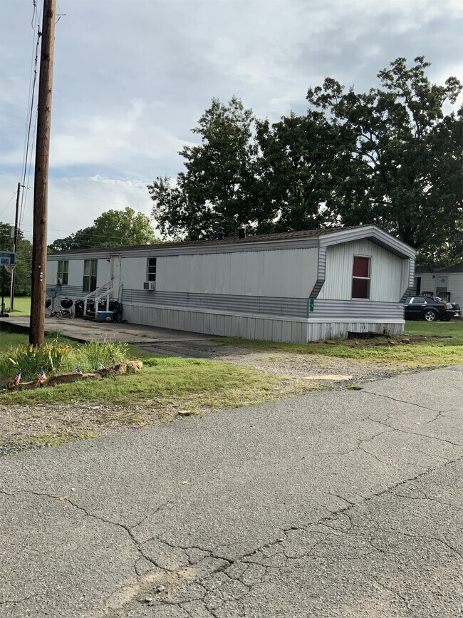 Building Photo - 1717 Hatcher Rd