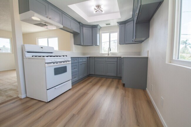Foto del edificio - 1847 N Baker Ave