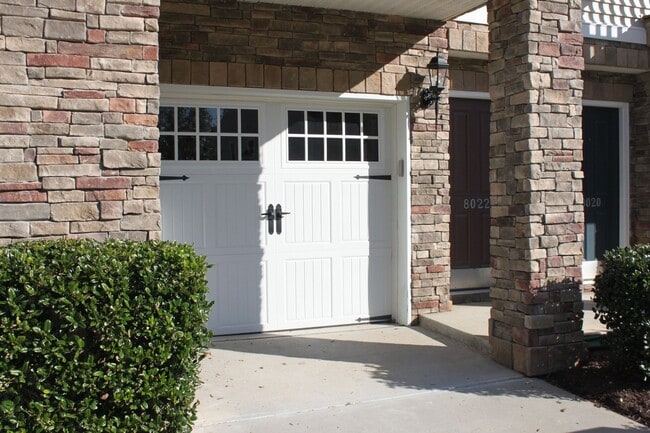 Building Photo - 3 Story Townhome near Brier Creek!