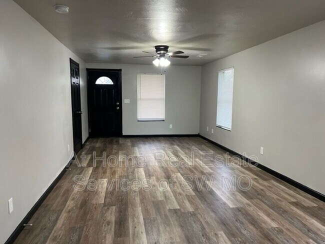 Foto del edificio - 704 N Kansas Expy