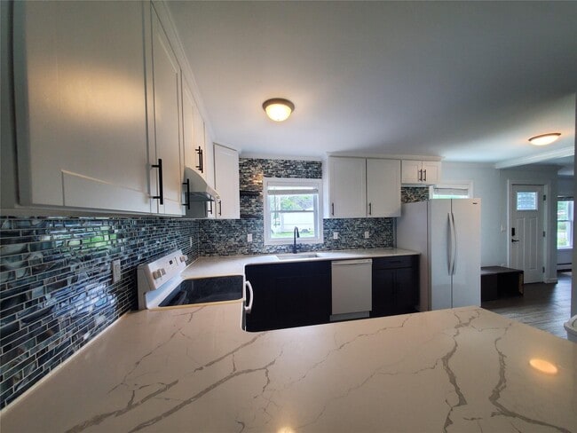 Building Photo - 14 Westcliff Dr