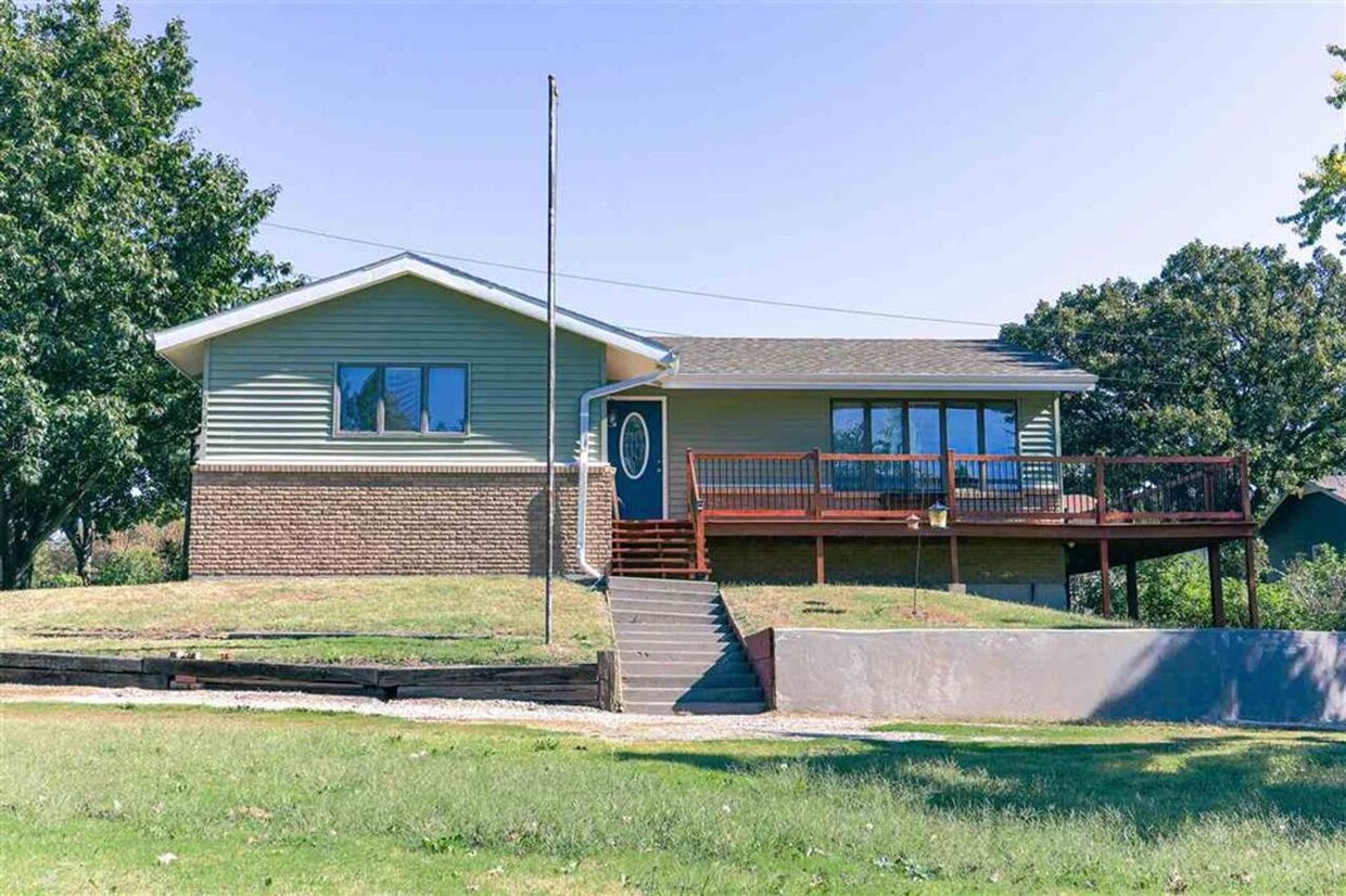 Primary Photo - Beautiful Home, Close to Milford Lake