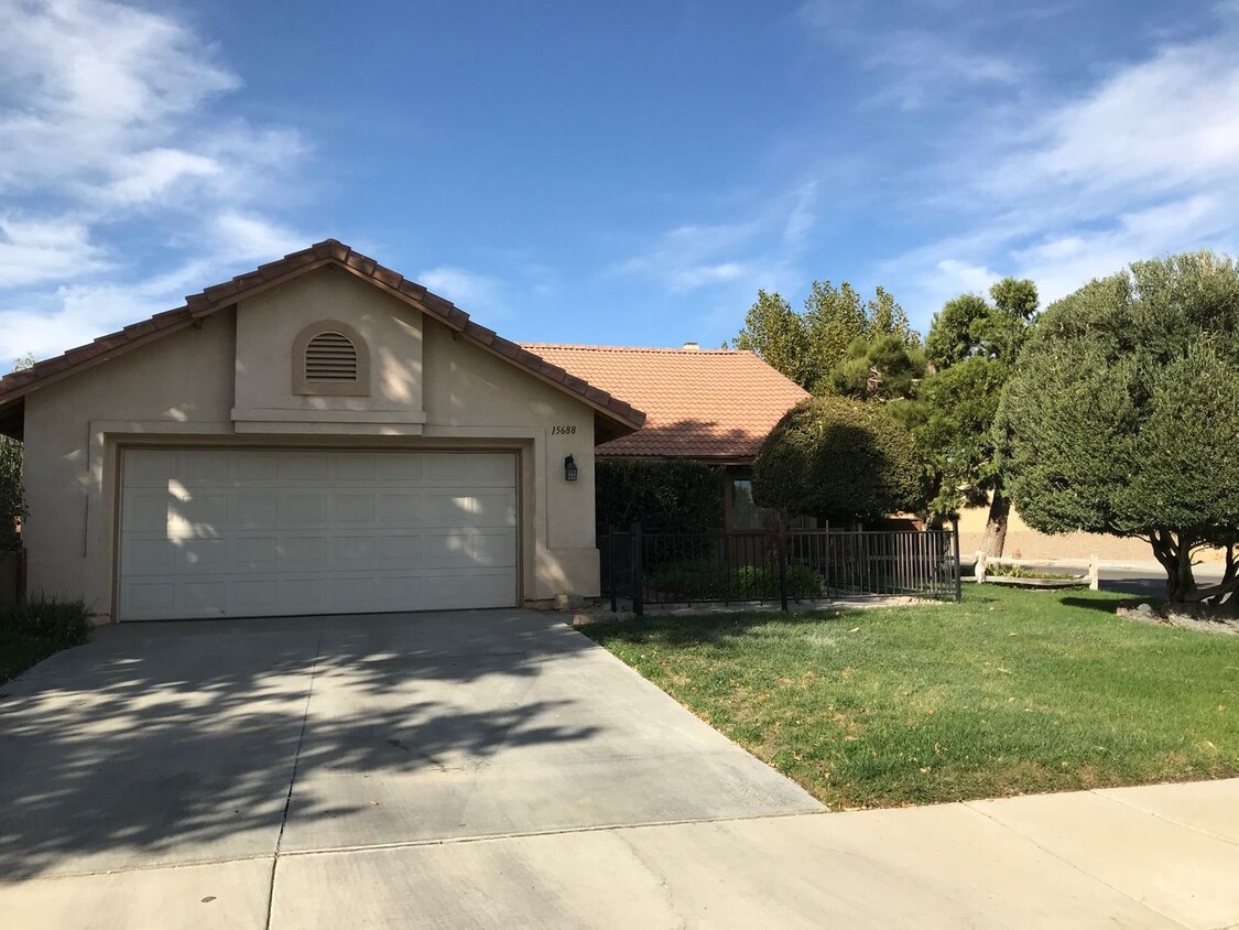 Foto principal - 3 BEDROOM, 2 BATH VICTORVILLE HOME. COMMUT...