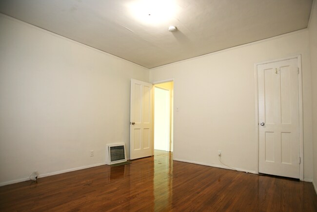 Building Photo - 2611 Jeffries Ave