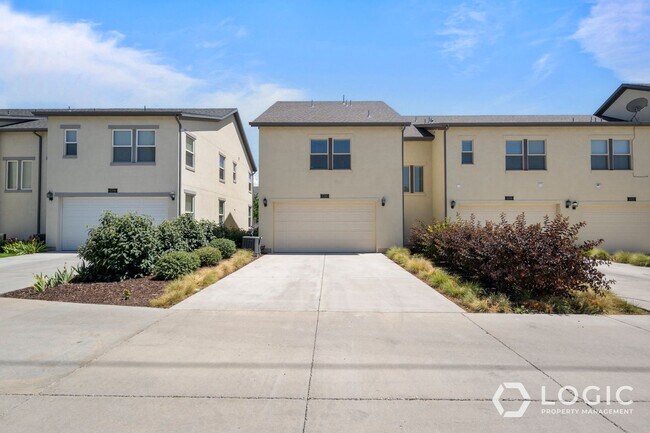 Building Photo - Beautiful Home available!