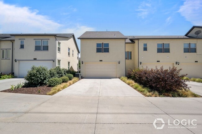 Foto del edificio - Beautiful Townhome in Amazing Location.