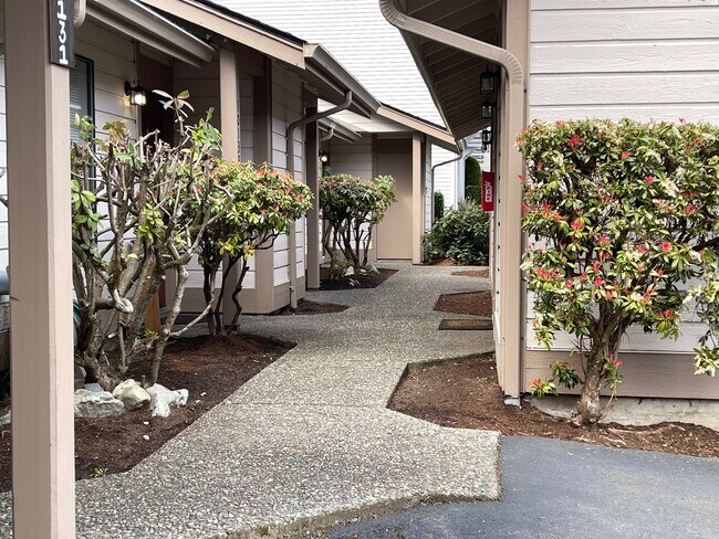 Foto del edificio - Bright & Private 1BR Townhome in Juanita – Garage, Patio & Prime Kirkland Location