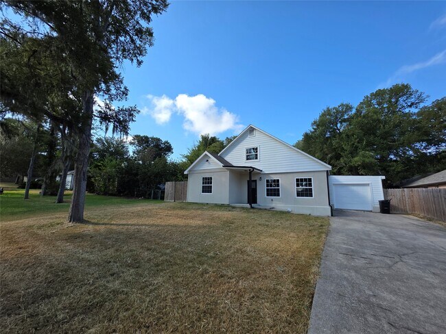 Building Photo - 10731 Hillside Dr