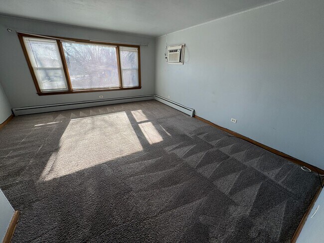 Foto del edificio - 8244 W Forest Preserve Ave