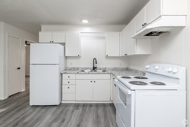 2BR, 1BA - 820SF - Kitchen - The Hendrix