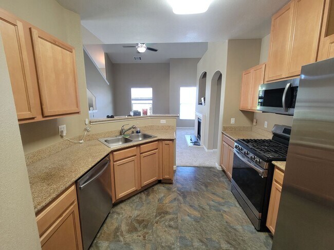 Foto del edificio - Stunning 2 bedroom plus loft, 2 bathroom, Tri-level townhouse nestled in the heart of Elk Grove