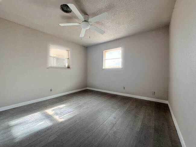 Building Photo - 1908 Inler Ave