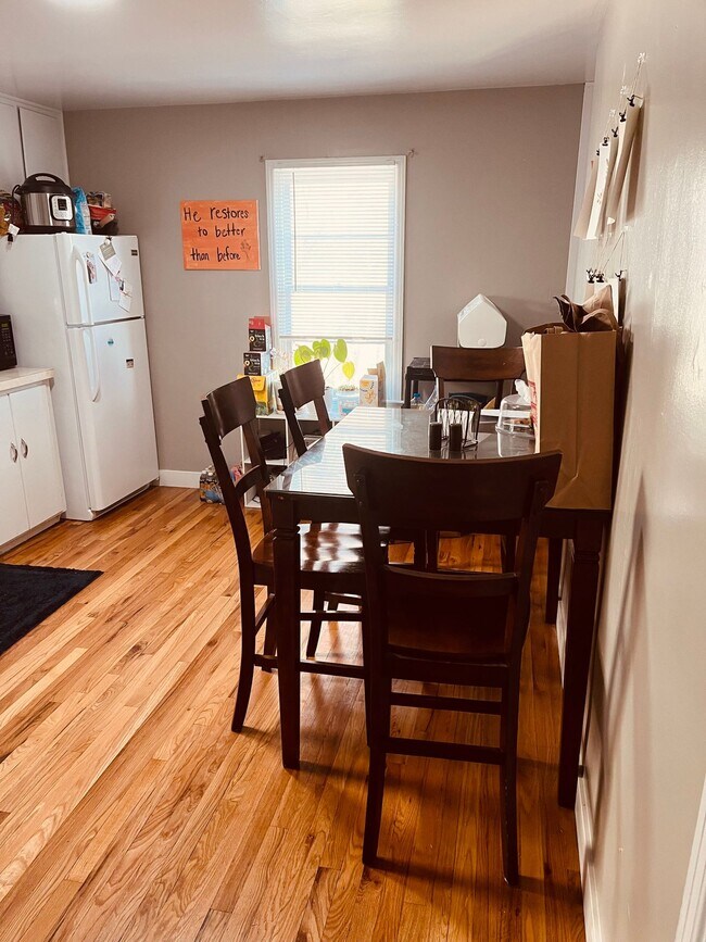 Foto del edificio - Beautifully Remodeled 2 Bedroom Apartment Across from UNC with In-Unit Laundry & A/C