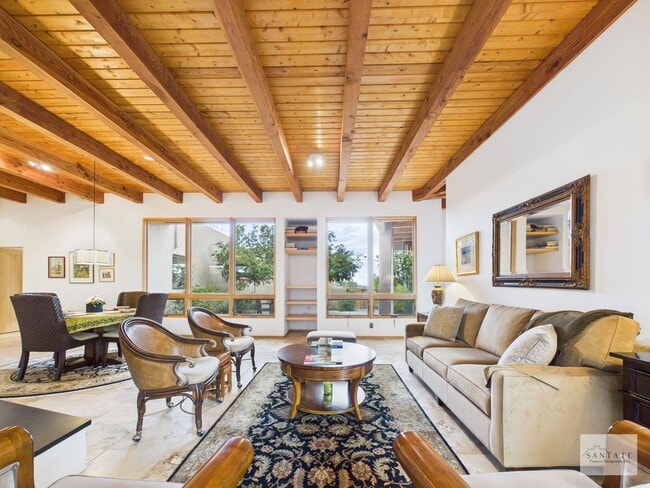 Building Photo - Stylish Home in Eldorado | Furnished or Un...