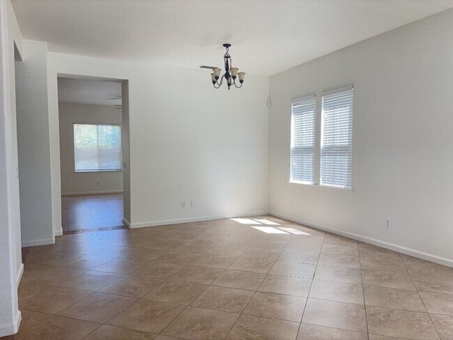 Foto del edificio - West Roseville 2100sqft, 3 Bedroom (office...