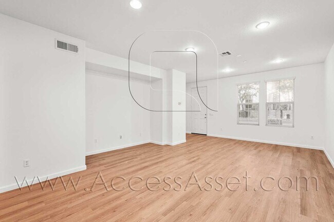 Building Photo - Exquisite 3 Bed/2.5 Bath Haven In Gated Co...