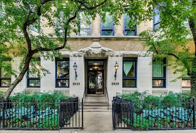 Foto del edificio - 2033 N Racine Ave