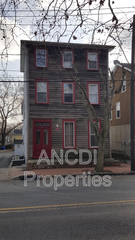 Building Photo - 122 Garden St