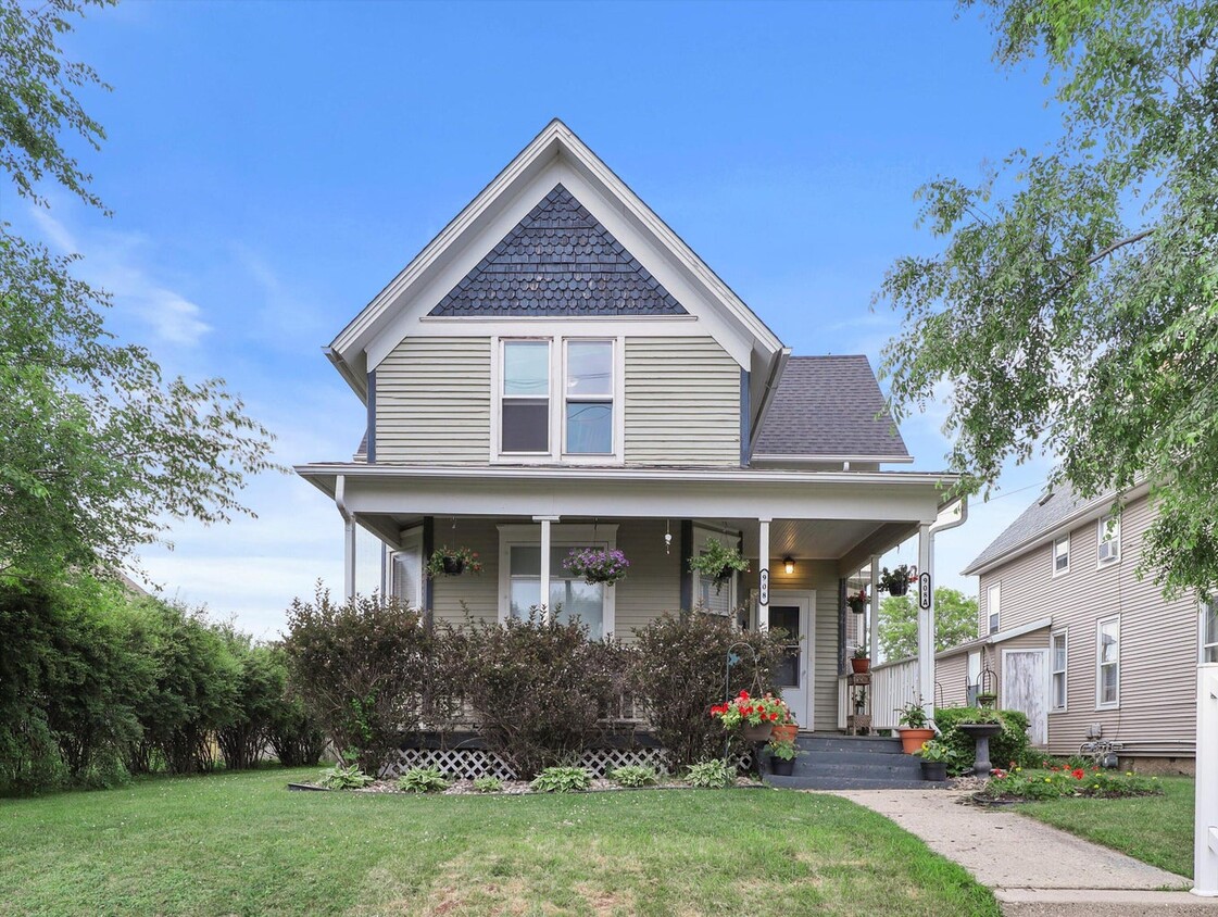 908 Linden St, West Bend, WI 53090 Townhome Rentals in West Bend WI
