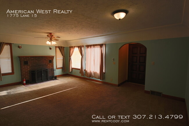 Building Photo - Large country home