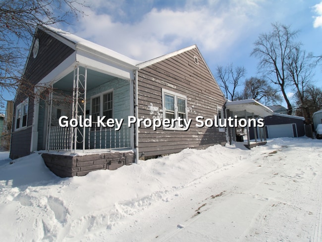 Building Photo - Roomy 3 BR 1 BA House with 2 Covered Porches and Garage (SECTION 8 APPROVED)