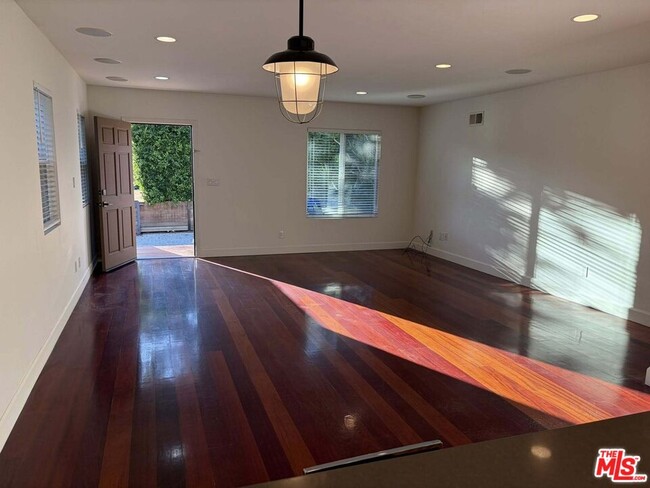 Foto del edificio - 832 N Las Palmas Ave