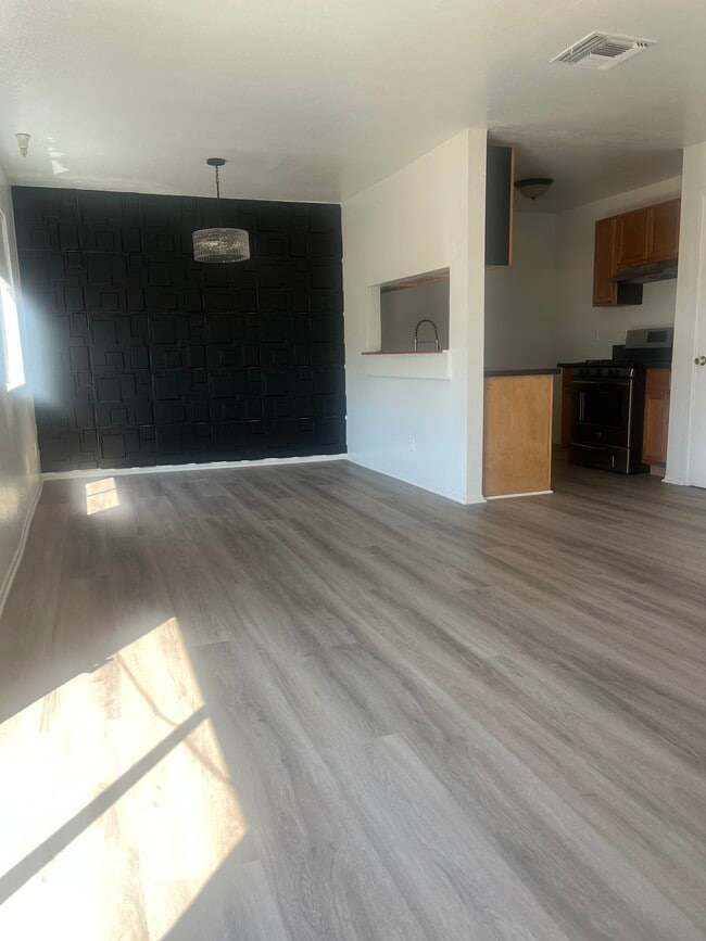 Building Photo - 14746 Delano St