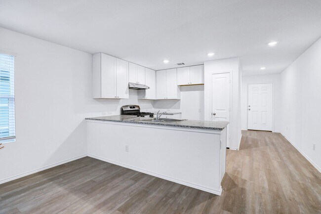 Building Photo - Modern 4-Bedroom Home with Loft, Open Livi...