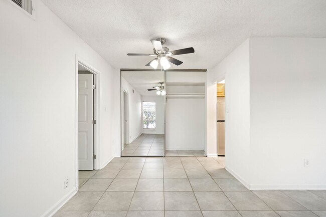 Foto del edificio - 711 Holiday Dr