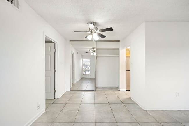 Building Photo - 711 Holiday Dr