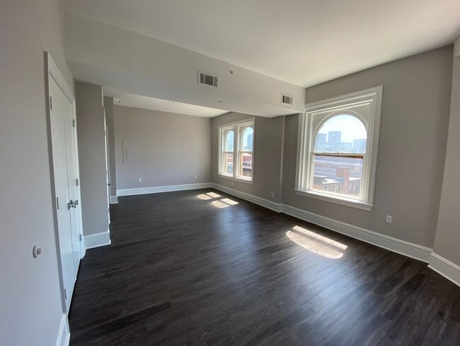 Interior Photo - 306 W Franklin