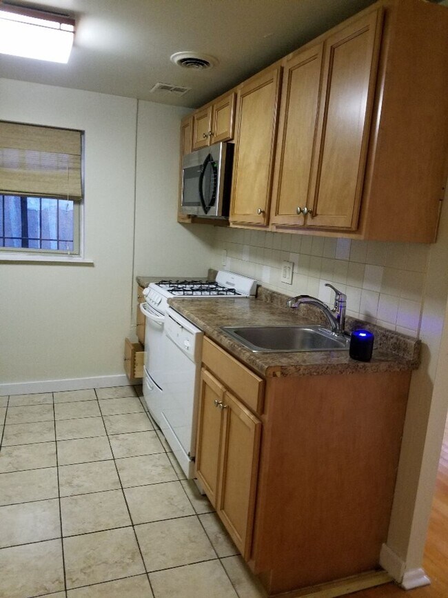 Foto del edificio - Spacious 1 BR w/ Private Entrance & Renova...