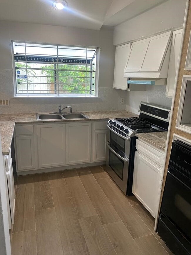 Foto del edificio - 9339 Stonecreek Ln