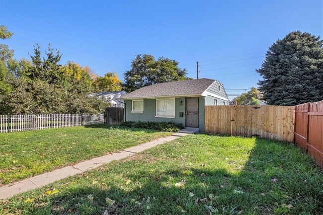 Building Photo - Spacious 2 bedroom with large den in the h...