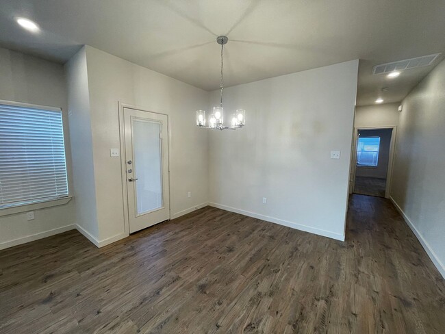 Building Photo - Luxury Townhome in Abbey Glen Community!