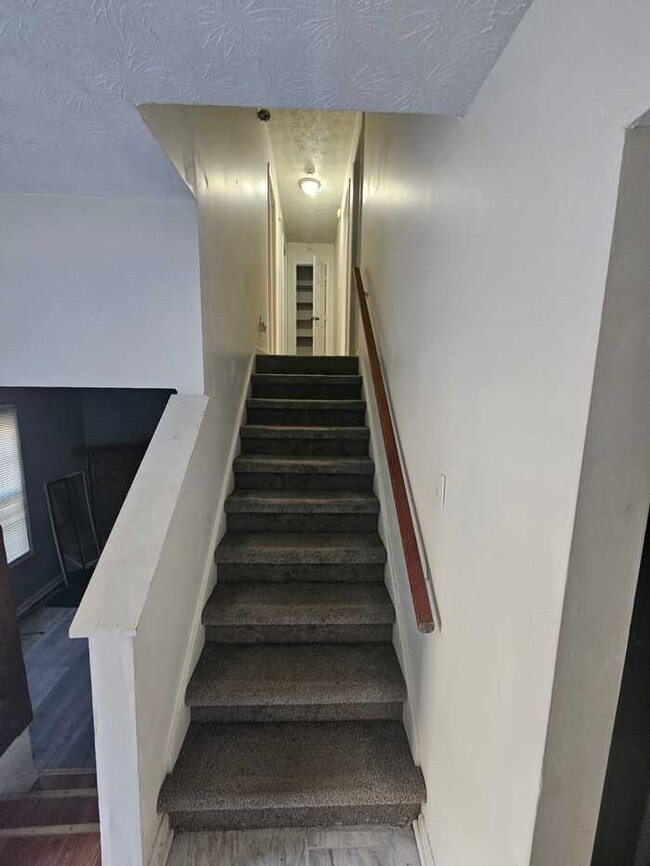 Foto del edificio - Spacious 3 Bedroom Split Foyer Home