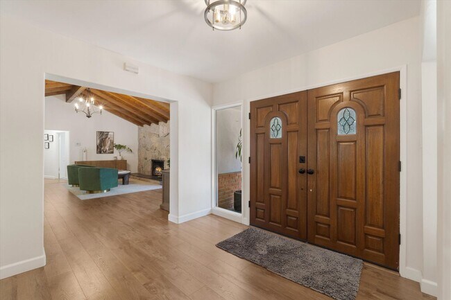 Foto del edificio - La Canada 4-Bedroom Home | Large Lot, Updated Kitchen, EV Charger