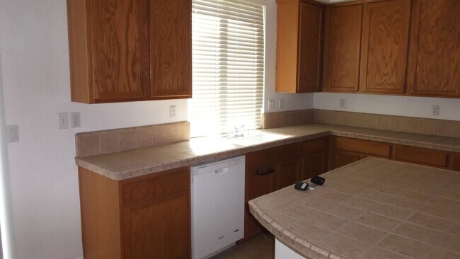 Foto del edificio - Excellent Elk Grove Location, Spacious 4 bedroom home with office, sitting parlor, and large kitchen