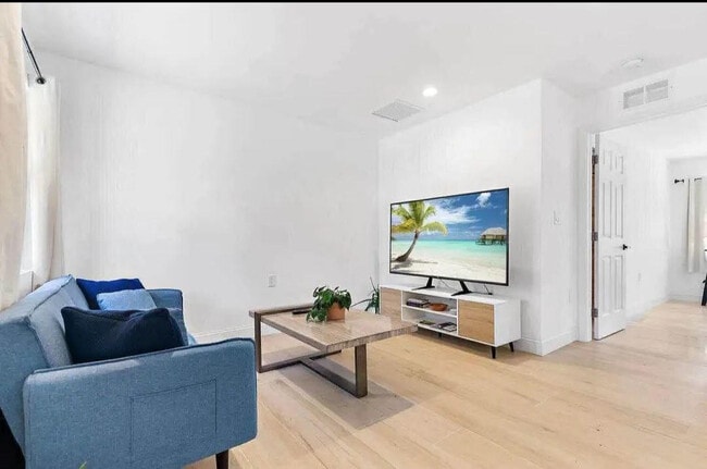 Building Photo - 15127 Mellen Ln