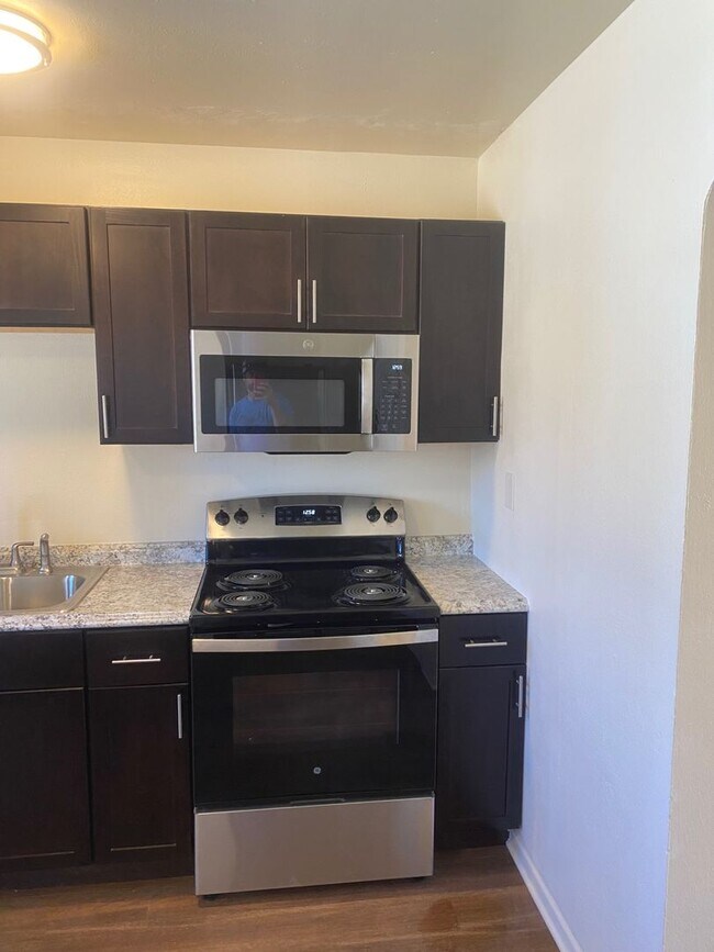 Building Photo - Newly Renovated 2BR | Courtyard & back patio | Lots of natural light