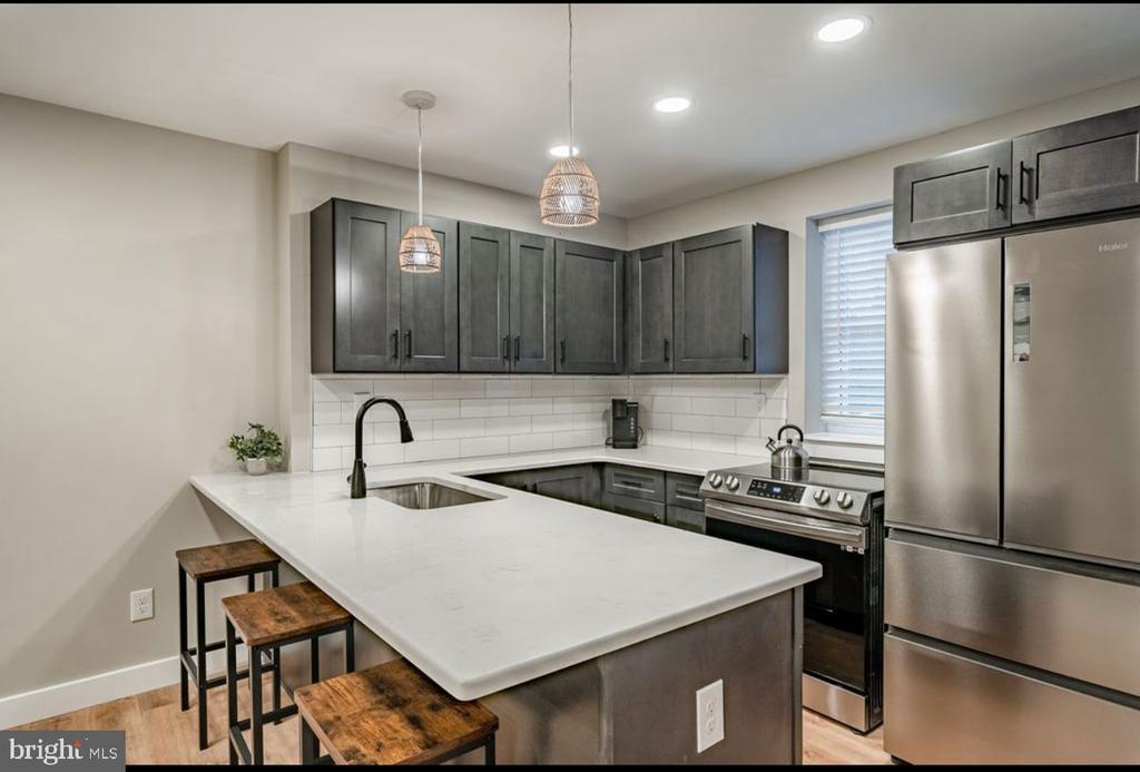 Foto principal - 221 W 6th St