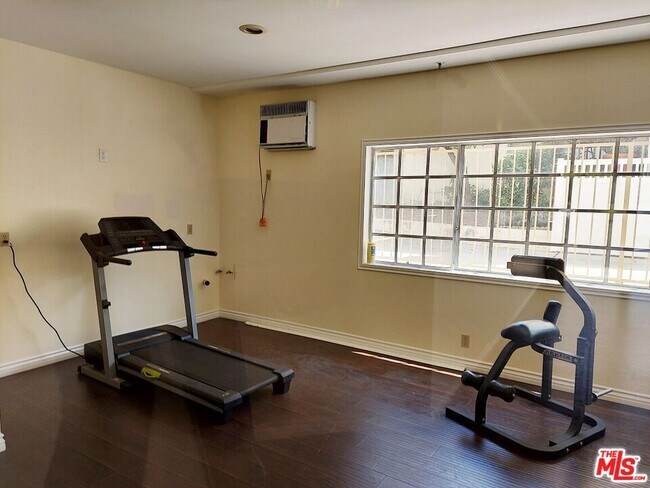 Foto del edificio - 10475 Ashton Ave