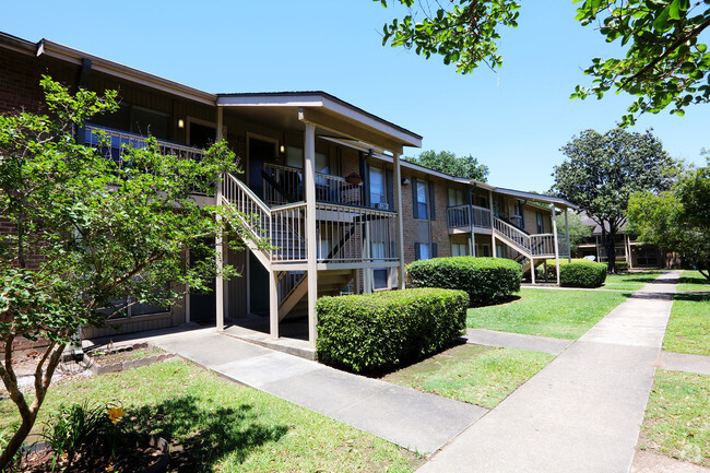 Diamond Lakes Apartment Homes